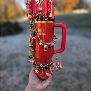 Custom cups red and you cannot make your on custom cupss just text me
